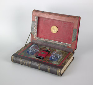 Lot 1546, Auction  107, Non-Book, Buchatrappe mit Gläsern, Fläschchen und Geheimfach