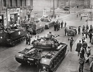 Los 4117 - Berlin 1961 - Dramatic scenes during the building of the Berlin Wall - 0 - thumb