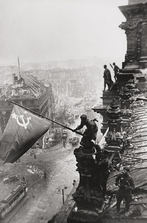 Los 4133 - Chaldej, Jewgeni - Atop the Berlin Reichstag, May 2, 1945 - 1 - thumb