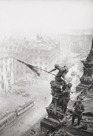 Los 4133 - Chaldej, Jewgeni - Atop the Berlin Reichstag, May 2, 1945 - 2 - thumb
