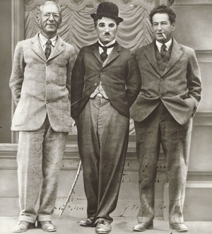 Los 4169 - Film Photography - Upton Sinclair, Charlie Chaplin and Egon Erwin Kisch on a film set in Hollywood - 0 - thumb