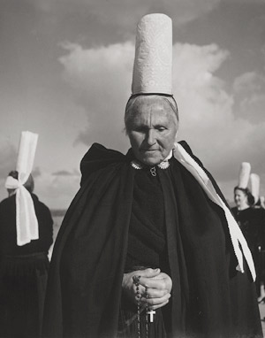 Los 4231 - List, Herbert - Woman in festivity dress, St. Guénolé, Finistère, Brittany - 0 - thumb