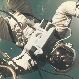 Los 4256 - NASA - Astronaut Ed White floating in space, Gemini 4 - 0 - thumb