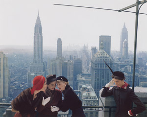 Los 4269 - Parkinson, Norman - Hat fashions, the New York skyline from the roof of the Condé Nast building on Lexington Avenue - 0 - thumb