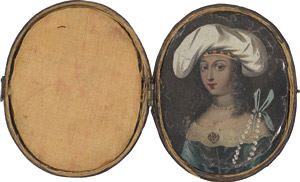 Los 6806 - Englisch oder Niederländisch - um 1660. Verkleidungsminiatur: Bildnis einer jungen Frau in blauem Kleid mit breitem weißem Spitzenkragen und Goldbrosche, eine Perlenkette um den Hals, in Lederetui, mit 18 Mica-Blättern bemalt mit diversen Verkleidungen - 3 - thumb
