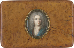 Los 6817 - Französisch - um 1700/1710. Bildnis eines jungen Mannes mit blauem Umhang über brauner Weste und offenem weißem Hemd. Auf Deckel einer rechteckigen Dose  - 0 - thumb