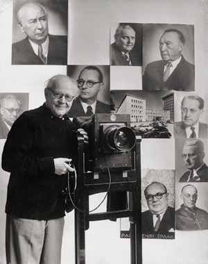 Lot 4272, Auction  113, Niggemeyer, Elisabeth, The photographer Theo Schafgans in his studio