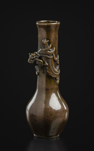 Lot 6346, Auction  115, Bronzevase, 17./18. Jh. Kleine Vase mit appliziertem Chilong-Dekor