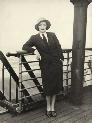 Lot 6353, Auction  115, Fleischhut, Richard, Marlene Dietrich auf dem Deck des Schnelldampfers Bremen