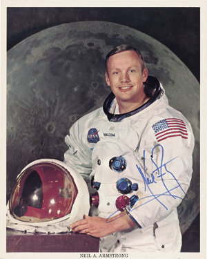 Lot 6408, Auction  115, Armstrong, Neil, Farbiger Porträtdruck mit eigenhändiger Signatur in blauem Filzschreiber: "Neil Armstrong". 