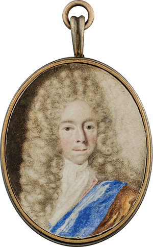Lot 6477, Auction  116, Nordeuropäisch, um 1720. Miniatur Portrait eines jungen Mannes mit langer gepuderter Perücke, in blau gefüttertem goldfarbenem Mantel