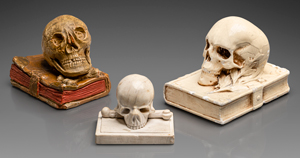 Lot 6322, Auction  117, Frankreich, um 1820. Briefbeschwerer: Totenschädel mit Knochen auf Plinthe.