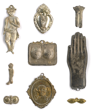 Lot 6329, Auction  117, Alpenländisch und Italien, 17. Jh. - Anfang 20 Jh. Diverse Votivgaben, 26 Stück: verschiedene Körperteile, flammende Herzen, Jesukinder und Tiere