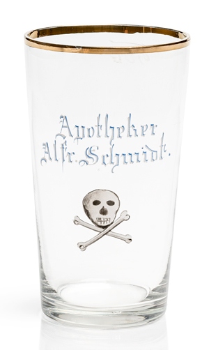 Lot 6336, Auction  117, Deutsch, 19. Jh. Becher eines Apothekers mit Totenkopf und gekreuzten Gebeinen