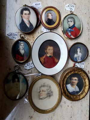 Lot 6517, Auction  118, Britisch, um 1800/1805. Miniatur Portrait einer jungen Frau in weißem Kleid, plus 8 Beigaben