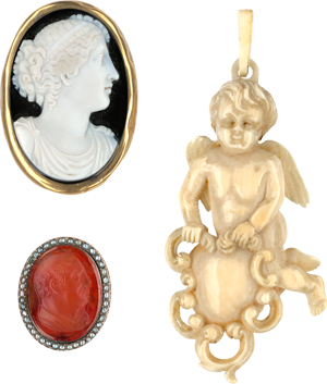 Lot 6580, Auction  118, Europäisch, 19. Jahrhundert. Konvolut: Onyx-Kamee, Karneol-Kamee und Amulett mit geschnitztem Elfenbeinputto