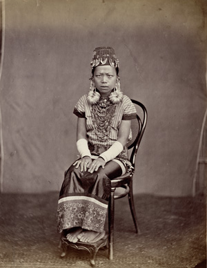 Los 4069 - Lambert, Gustave Richard - Higher ranking Dayak woman at Kuching in Sarawak, Borneo - 0 - thumb