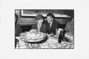Los 6312 - Andanson, James - Marlene Dietrich mit Jean Pierre Aumont beim Austernessen, Paris - 0 - thumb
