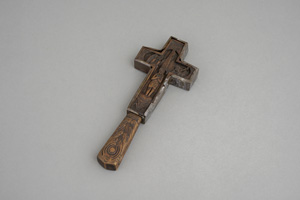 Lot 1564, Auction  120, Holzgeschnitztes Kreuz, Holzgeschnitztes Kreuz. Holz mit Metallschutz