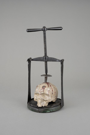 Lot 1572, Auction  120, Foltergerät, Museumsreplik eines Kopfknackers