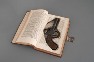 Lot 1576, Auction  120, Buch mit Steinschlosspistole, Nonbook mit historischer Vorderladerpistole 