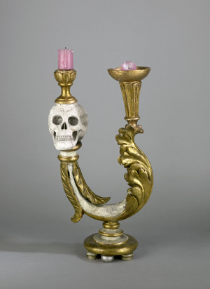 Lot 1614, Auction  120, Zweiarmiger Memento-Mori Leuchter, Geschnitzter zweiflammiger Kerzenhalter in Form eines mit vergoldetem Blattwerk 