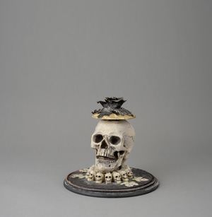 Lot 1615, Auction  120, Totenkopfcollage, unter Glashaube