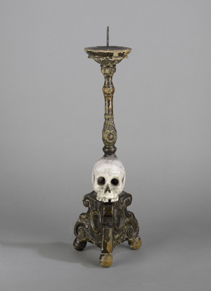 Lot 1616, Auction  120, Dreifüßiger Memento-Mori Leuchter., Dreiteiliger geschnitzter, besonders hoher Kerzenhalter mit in Weiß gefasstem hölzernen Totenschädel 