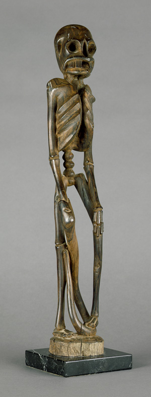 Lot 1628, Auction  120, Knochenmann, Votivstandbild eines humanoiden Skeletts mit Schlange. Geschnitzte Skulptur aus schwarzbraunem Hartholz