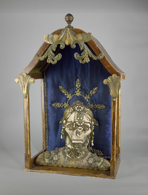 Lot 1648, Auction  120, Florentiner Memento-Mori-Exvoto, Abguss eines Totenschädels als Gipsskulptur mit Texttilverkleidung 