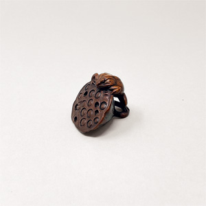 Lot 698, Auction  121, Hasunohana no netsuke, Lotusblüte mit Frosch und Fliege, Hartholzschnitzung