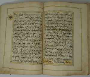 Los 1035 - Koranhandschrift - Große Texthandschrift Al-Qur'ān in schwarzer und violettroter Tinte auf Papier.  - 11 - thumb