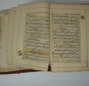 Los 1035 - Koranhandschrift - Große Texthandschrift Al-Qur'ān in schwarzer und violettroter Tinte auf Papier.  - 12 - thumb
