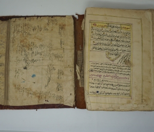 Los 1035 - Koranhandschrift - Große Texthandschrift Al-Qur'ān in schwarzer und violettroter Tinte auf Papier.  - 13 - thumb
