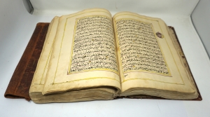 Los 1035 - Koranhandschrift - Große Texthandschrift Al-Qur'ān in schwarzer und violettroter Tinte auf Papier.  - 19 - thumb
