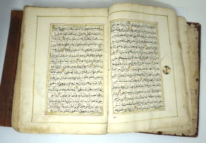 Los 1035 - Koranhandschrift - Große Texthandschrift Al-Qur'ān in schwarzer und violettroter Tinte auf Papier.  - 23 - thumb