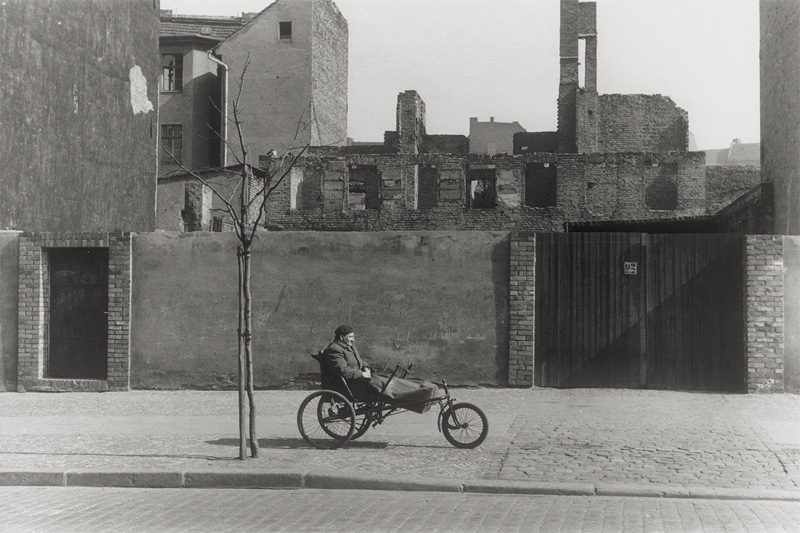 Lot 4182, Auction  126, McBride, Will, Kriegsversehrter im Rollstuhl, Berlin