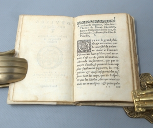 Los 1175 - Paradin, Claude - Devises Heroiques. Lyon, Jean de Tournes, 1551. - Erste Ausgabe der ersten Sammlung von Sinnbildern, die zur Erklärung verschiedener Embleme dienen - 7 - thumb