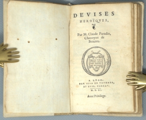 Los 1175 - Paradin, Claude - Devises Heroiques. Lyon, Jean de Tournes, 1551. - Erste Ausgabe der ersten Sammlung von Sinnbildern, die zur Erklärung verschiedener Embleme dienen - 23 - thumb