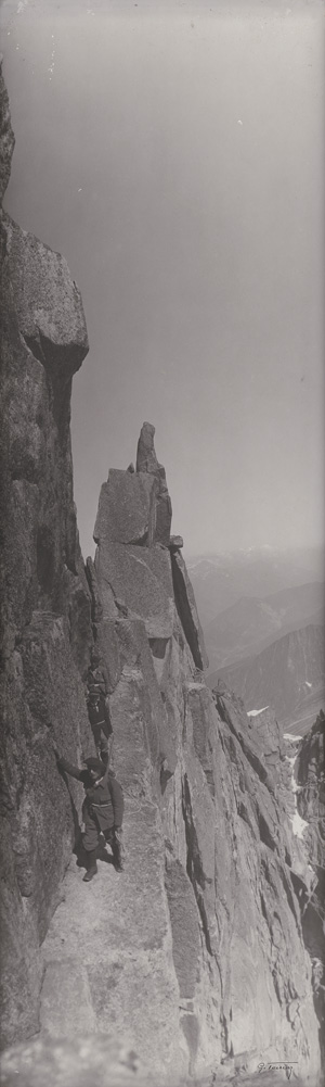 Los 4289 - Tairraz, Georges - Mountaineers at the summit of Aiguille du Grepon (Rateau de Chèvres), near Mont Blanc Massif - 1 - thumb