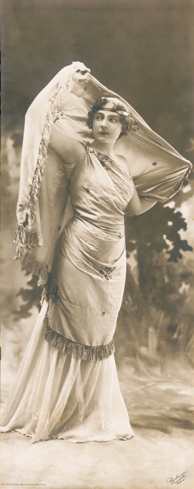 Lot 3405, Auction  127, Reutlinger, Léopold-Emile, Vintage Photographie einer Künstlerin im Kostüm