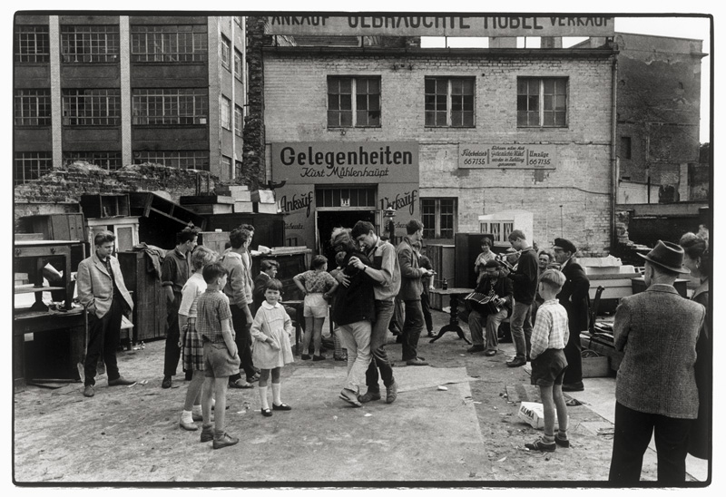 Lot 4228, Auction  127, McBride, Will, Evi und Lapper tanzen beim Kremserfahrt vorm Trödelhändler Kurt Mühlenhaupt