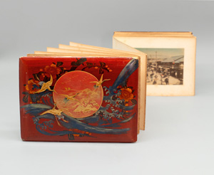 Lot 45, Auction  128, Illustriertes Lackalbum, mit 43 fest montierten, kolorierten Vintage-Photographien