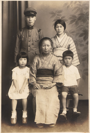 Lot 46, Auction  128, Japanische Fotoalben, 2 Alben mit zusammen ca. 230 Fotografien, meist Silbergelatine-Abzüge mit Porträts- und Gruppenaufnahmen