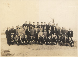 Los 46 - Japanische Fotoalben - 2 Alben mit zusammen ca. 230 Fotografien, meist Silbergelatine-Abzüge mit Porträts- und Gruppenaufnahmen - 1 - thumb