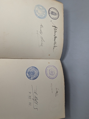 Los 474 - Konsularstempel-Album - Album mit ca. 160 Stempeln von internationalen Konsulaten und konsularischen Vertretungen - 1 - thumb