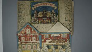 Los 2206 - Adventskalender - Sammlung von 45 Teilen, darunter Adventskalender, Pop-up-Kulissenbilder, Kerzen-Kulissenbildaufsteller - 2 - thumb