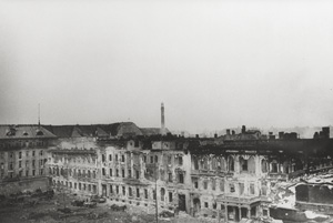 Los 4123 - Chaldej, Jewgeni - Atop the Brandenburg Gate, Berlin, April 1945 - 2 - thumb