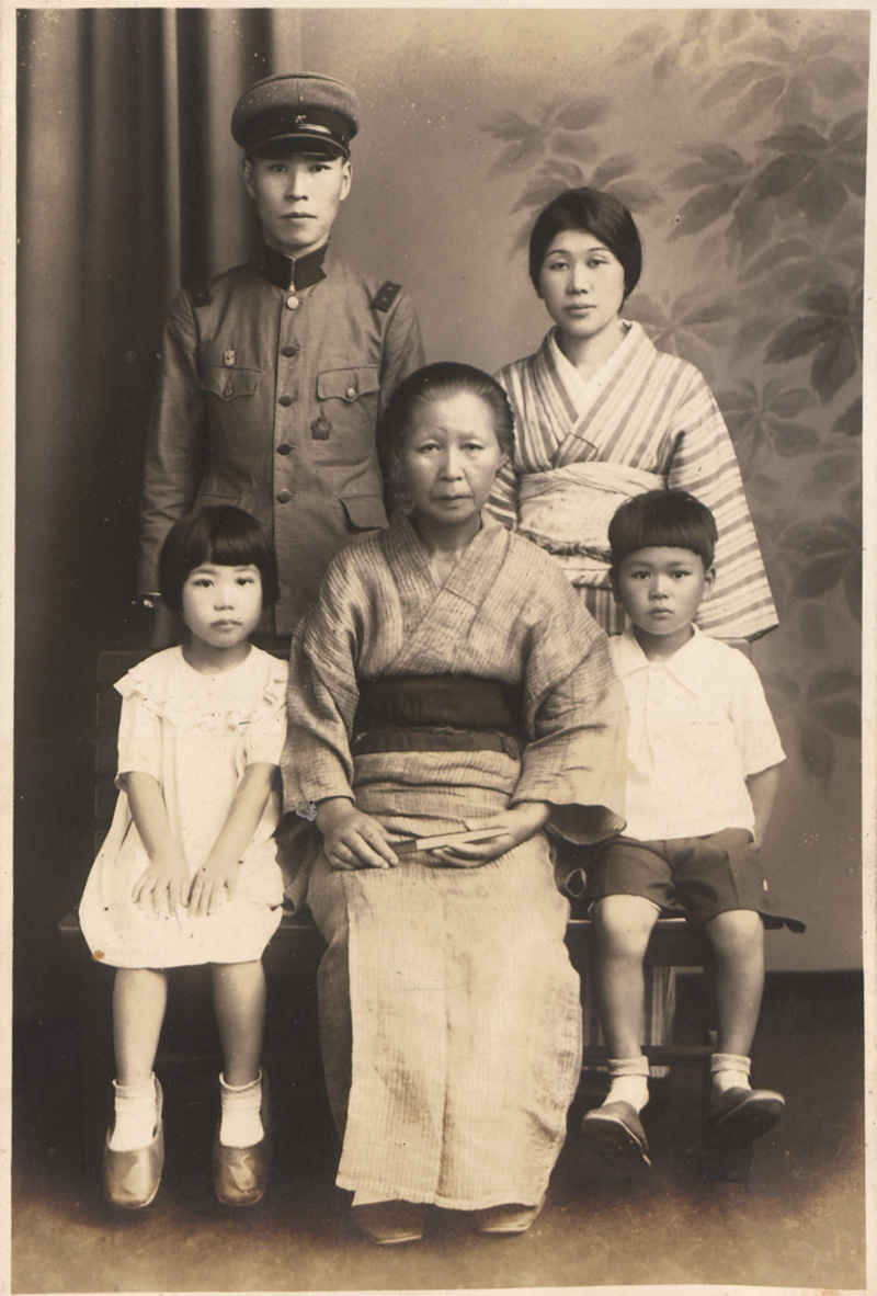 Lot 46, Auction 128, Japanische Fotoalben, 2 Alben mit zusammen ca. 230 Fotografien, meist Silbergelatine-Abzüge mit Porträts- und Gruppenaufnahmen