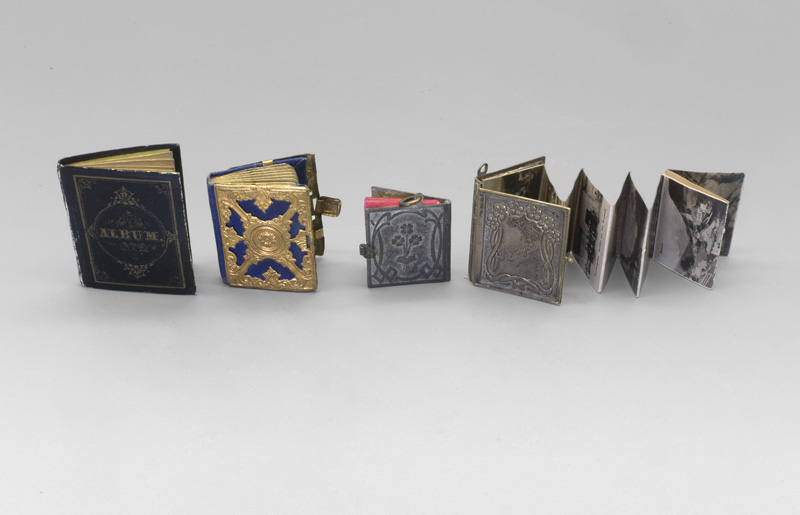 Lot 2085, Auction  128, Album und Miniaturbücher, Privates Fotoalbum im Miniaturformat